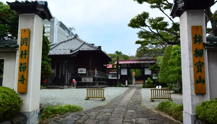 洞林寺の総門の風景
