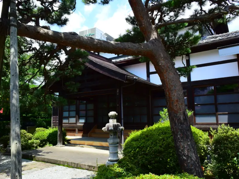 洞林寺の境内と施設の風景