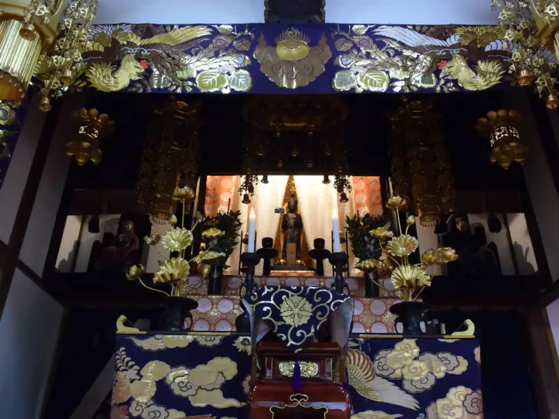 本堂須弥壇の様子