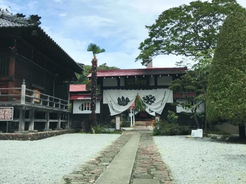 洞林寺境内の道