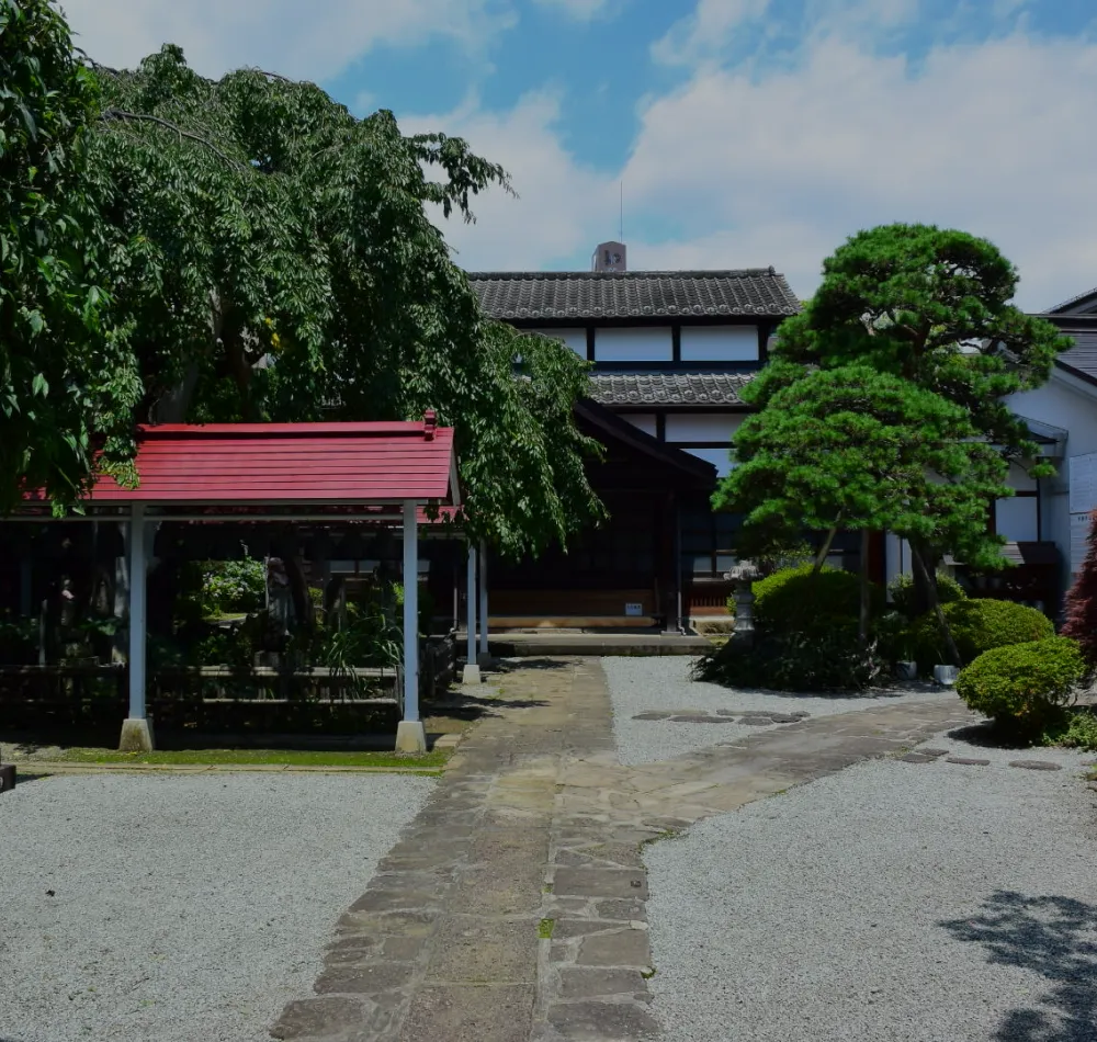 洞林寺の山門と幕の風景