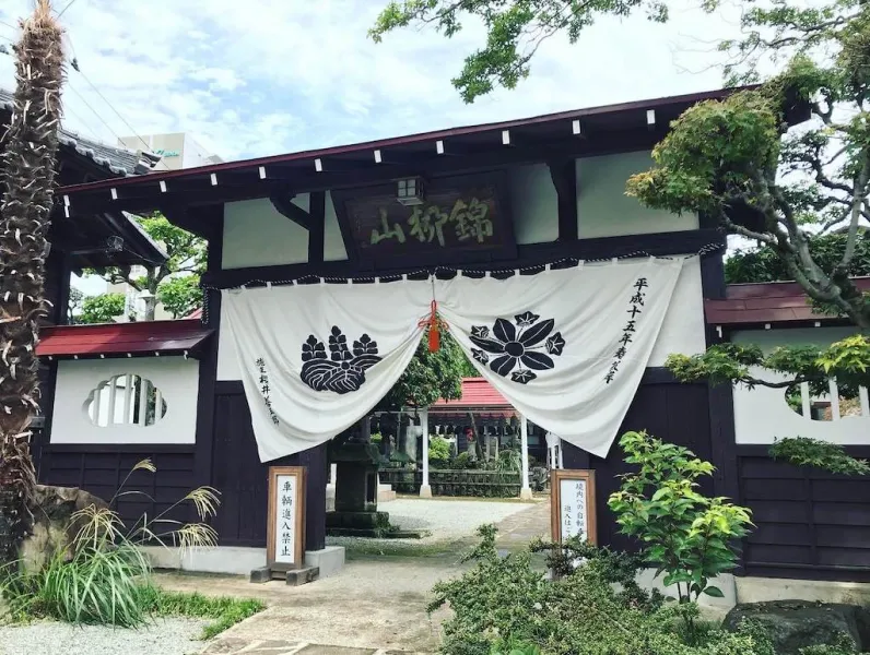 洞林寺の山門と幕の風景