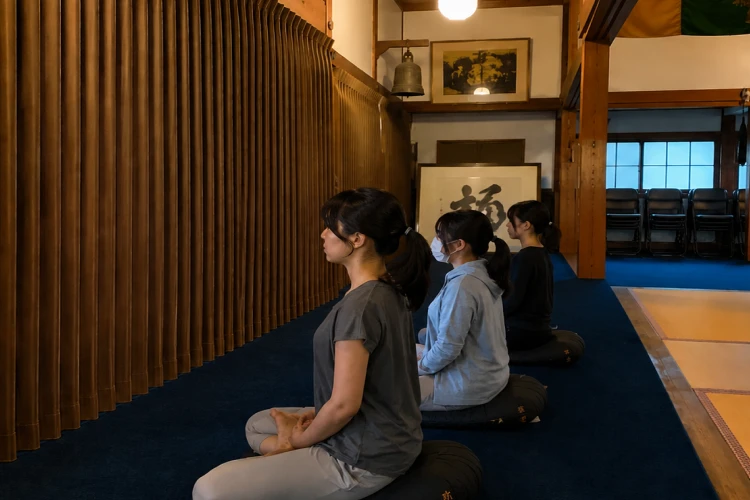 洞林寺の和室で坐禅にのぞむ企業研修の参加者