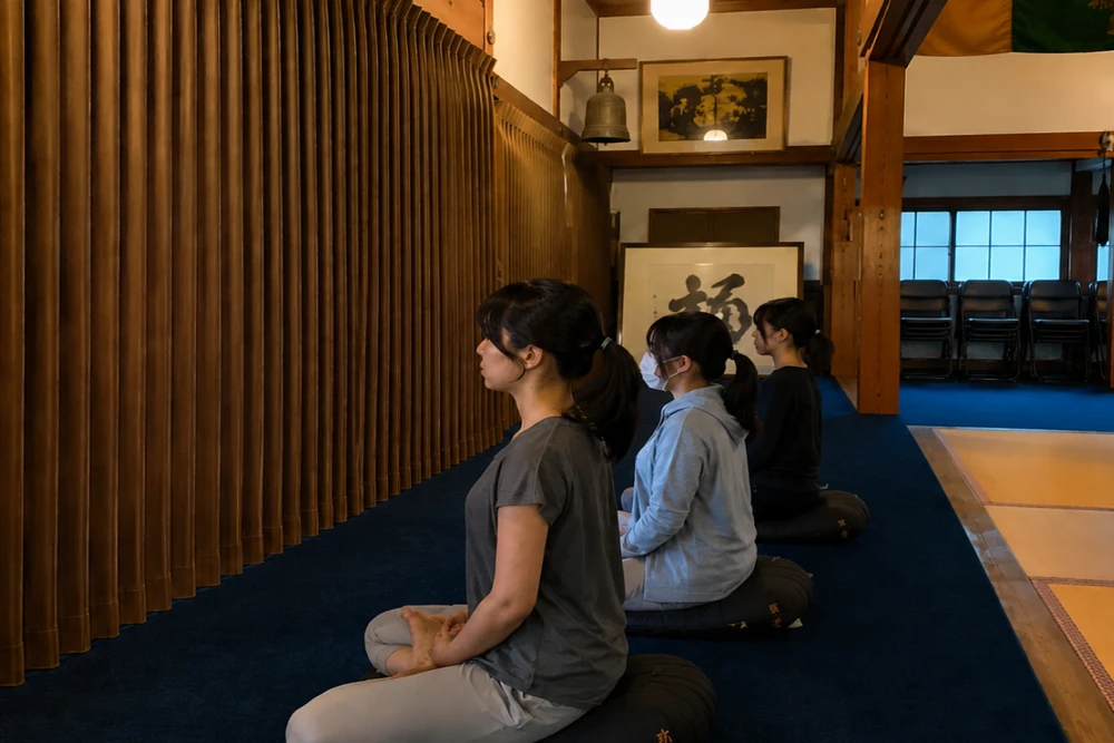 洞林寺の和室で坐禅にのぞむ企業研修の参加者